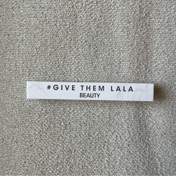 GIVE THEM LALA Beauty Matte & Moisture 2 in 1 Lip Duo Wand In Birthday Suit - Picture 3 of 8